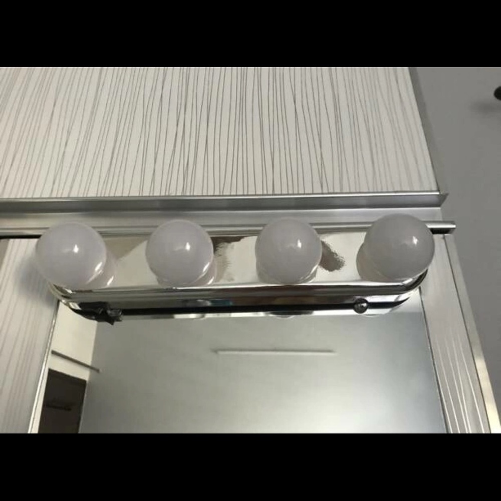 2 vanity mirror lights 4 PCs bulbs